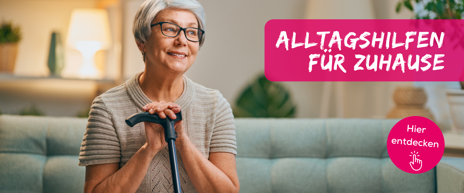 Seniorin, Gehstock, Brille, Strickpullover, Wohnzimmer